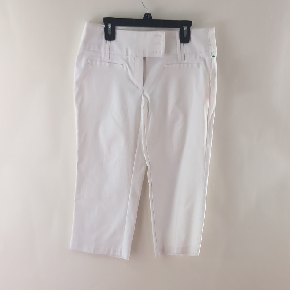 New With Tags Classic White Capri Pants Size Small